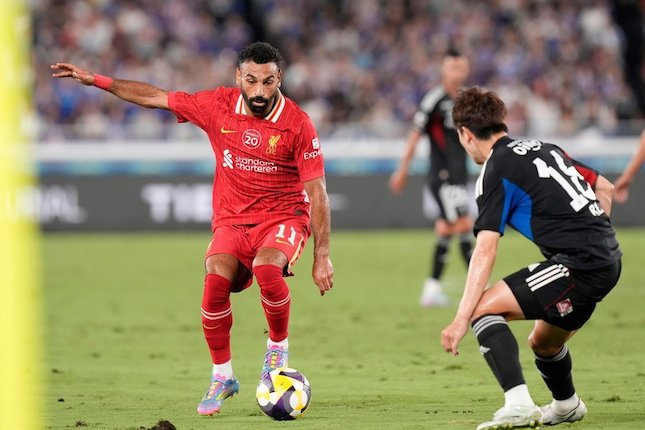 Aksi Mohamed Salah dalam laga pramusim Yokohama F. Marinos vs Liverpool, Rabu (30/7/2025). (c) AP Photo/Eugene Hoshiko