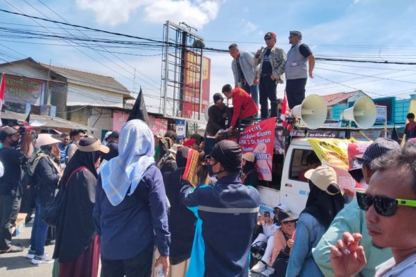 Berbagai Elemen Masyarakat dan Tokoh Nasional Demo Tolak PIK2 di Tugu Cangkir Kronjo