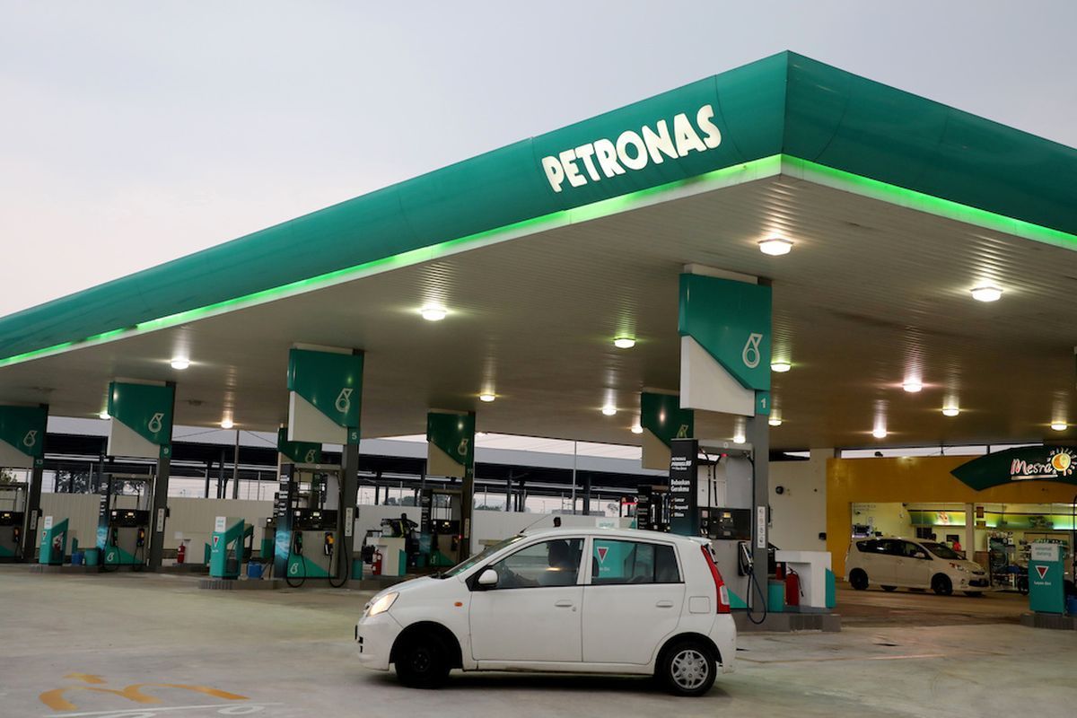 Perusahaan energi nasional Malaysia, Petroliam Nasional Berhad (Petronas), akan melakukan pemutusan hubungan kerja (PHK) terhadap sekitar 10 persen dari total pegawainya() Artikel ini telah tayang di Kompas.com dengan judul "Mengapa Harga BBM di Malaysia Sangat Murah dan Kualitasnya Top?", Klik untuk baca: https://money.kompas.com/read/2025/09/22/133542326/mengapa-harga-bbm-di-malaysia-sangat-murah-dan-kualitasnya-top?page=2. Kompascom+ baca berita tanpa iklan: https://kmp.im/plus6 Download aplikasi: https://kmp.im/app6