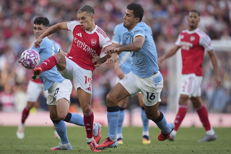 Duel antara Leandro Trossard dan Rodri pada laga Arsenal vs Manchester City di pekan ke-5 Premier League 2025/2026 (c) AP Photo/Kin Cheung