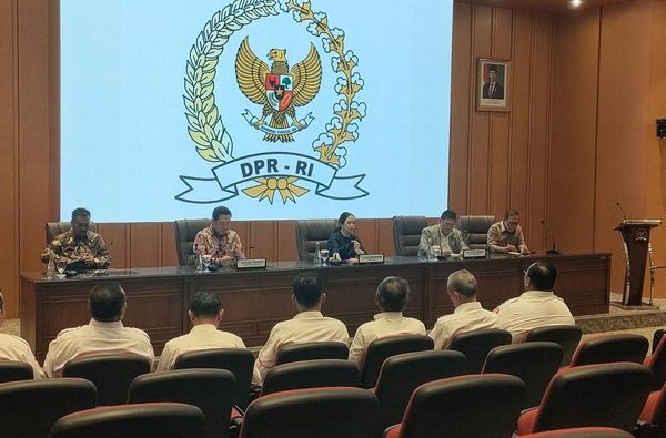 Perwakilan massa buruh yang berdemo di DPR diterima Puan Maharani (Dwi/detikcom) Baca artikel detiknews, "Puan Terima Perwakilan Massa Buruh Demo di DPR, Dicurhati soal Kerusuhan" selengkapnya https://news.detik.com/berita/d-8124217/puan-terima-perwakilan-massa-buruh-demo-di-dpr-dicurhati-soal-kerusuhan. Download Apps Detikcom Sekarang https://apps.detik.com/detik/
