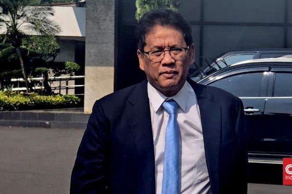 Menteri Keuangan (Menkeu) Purbaya Yudhi Sadewa mengaku sengaja membuat pusing para direktur utama (dirut) bank dengan menyimpan uang pemerintah Rp200 triliun dalam bentuk deposito. Purbaya menegaskan tidak memberi panduan khusus kepada lima perbankan untuk menyalurkan ke mana duit tersebut. Sang Bendahara Negara ingin para pemimpin bank itu berpikir sendiri. "Mereka (dirut bank) kan orang-orang pintar. Cuma, selama ini malas karena bisa naruh di tempat yang aman. Enggak ngapain-ngapain, dapat spread cukup, untungnya gede. Jadi, mereka setiap Sabtu-Minggu main golf kali," tuturnya usai Rapat dengan Otoritas Jasa Keuangan (OJK) di Kantor DJP, Jakarta Selatan, Selasa (16/9).