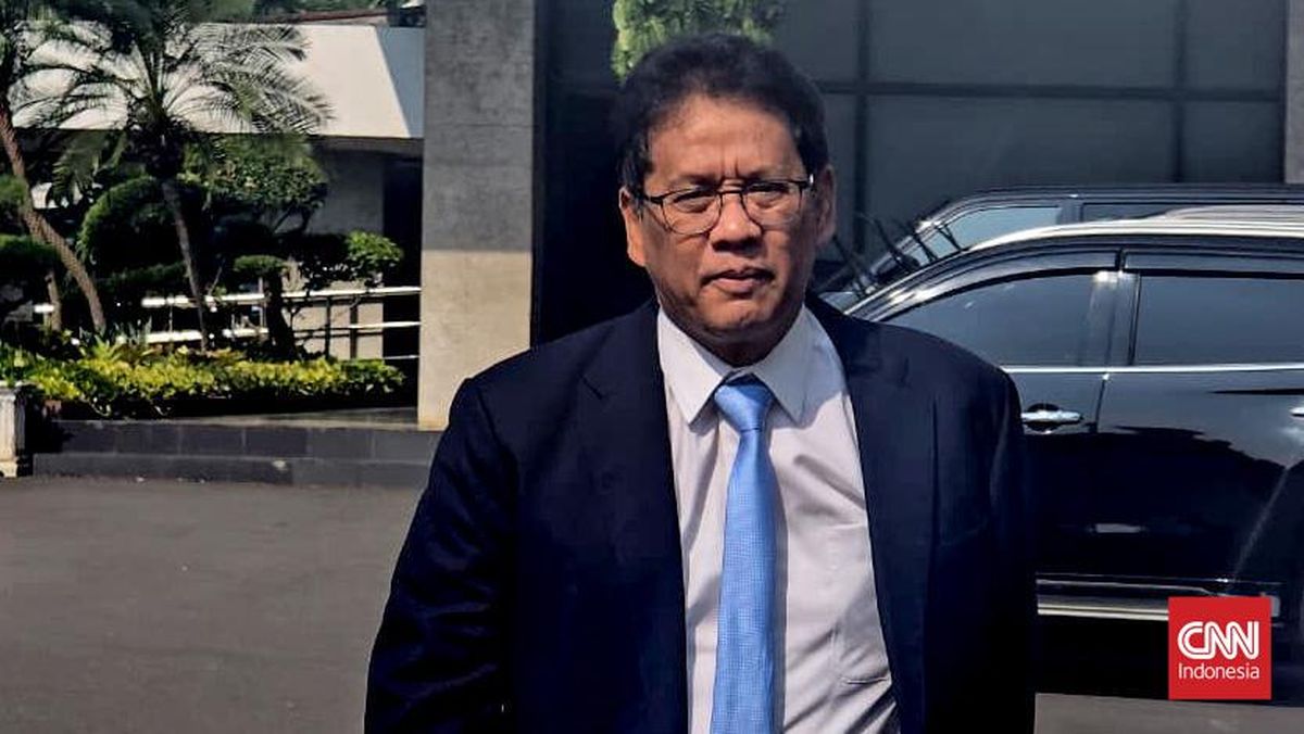 Menteri Keuangan (Menkeu) Purbaya Yudhi Sadewa mengaku sengaja membuat pusing para direktur utama (dirut) bank dengan menyimpan uang pemerintah Rp200 triliun dalam bentuk deposito. Purbaya menegaskan tidak memberi panduan khusus kepada lima perbankan untuk menyalurkan ke mana duit tersebut. Sang Bendahara Negara ingin para pemimpin bank itu berpikir sendiri. "Mereka (dirut bank) kan orang-orang pintar. Cuma, selama ini malas karena bisa naruh di tempat yang aman. Enggak ngapain-ngapain, dapat spread cukup, untungnya gede. Jadi, mereka setiap Sabtu-Minggu main golf kali," tuturnya usai Rapat dengan Otoritas Jasa Keuangan (OJK) di Kantor DJP, Jakarta Selatan, Selasa (16/9).